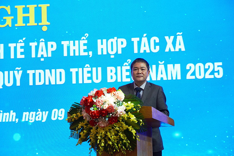 Đồng chí Phó Chủ tịch UBND tỉnh Phan Phong Phú phát biểu tại hội nghị 