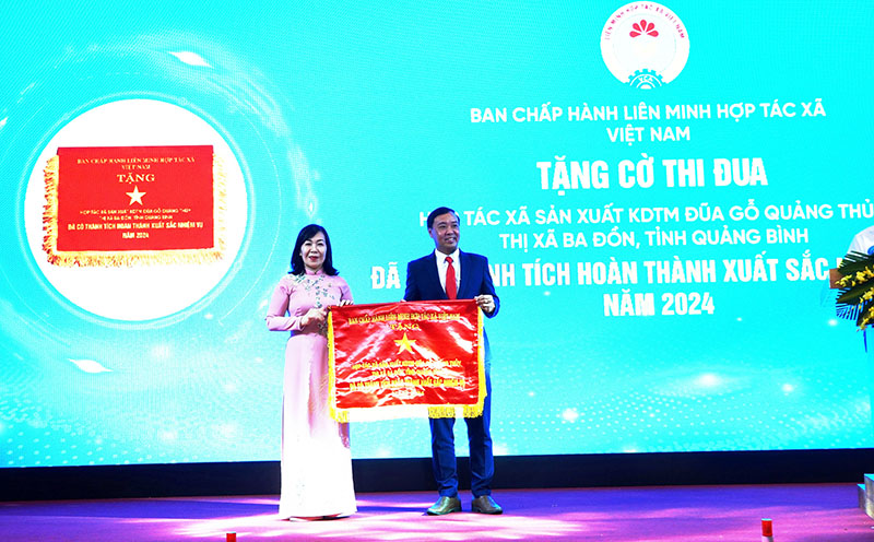 Tặng cờ thi đua tặng cờ thi đua của Ban chấp hành Liên Minh HTX Việt Nam cho HTX SXKD thương mại Đũa gỗ Quảng Thủy (TX. Ba Đồn).
