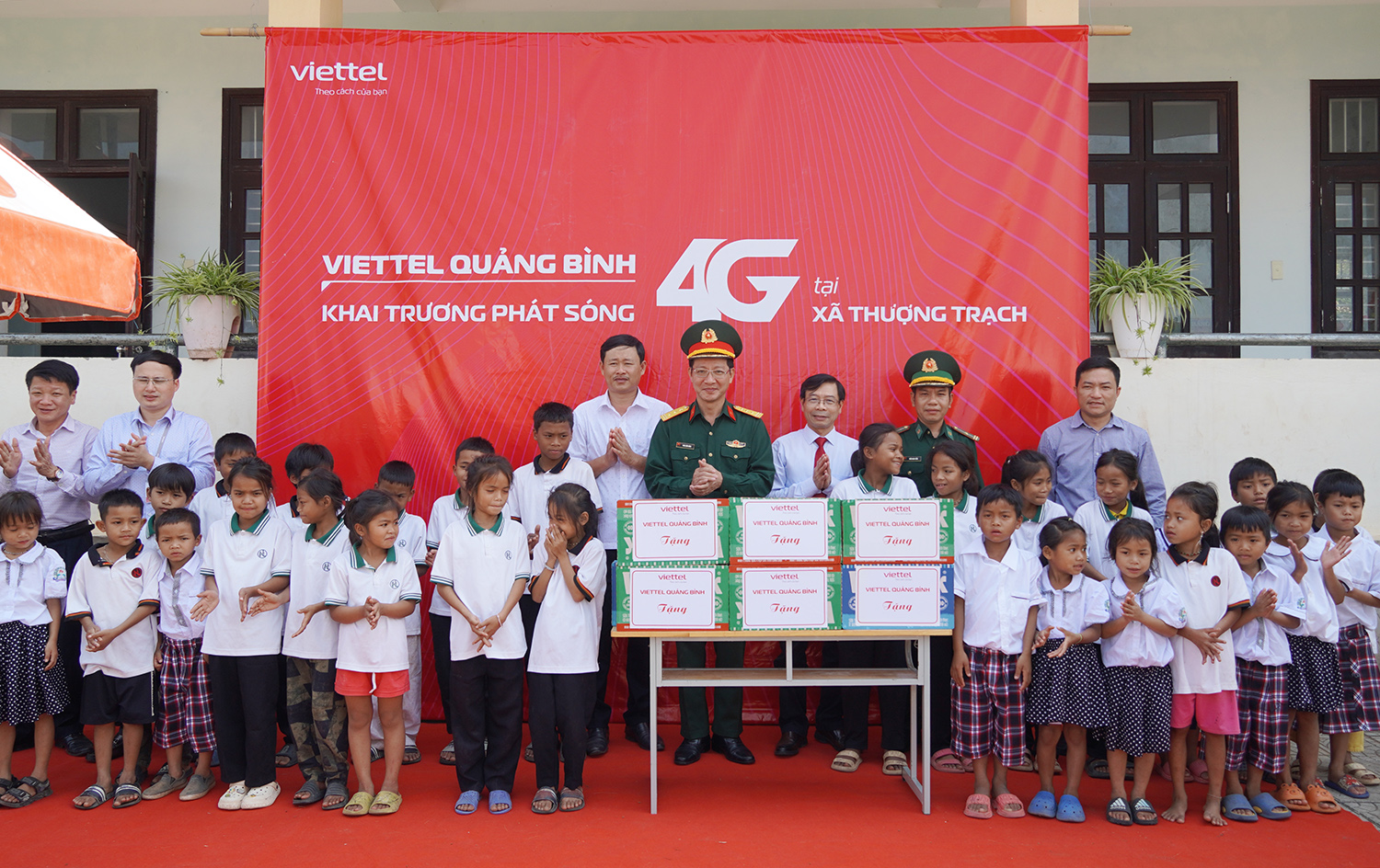 Đại diện lãnh đạo Sở Khoa học-Công nghệ và Viettel Quảng Bình tặng quà cho các em học sinh ở điểm trường 51, Trường tiểu học số 2 Thượng Trạch.