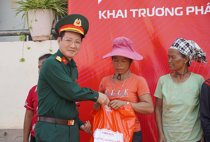 Thượng tá Phan Xuân Hồng, Giám đốc Viettel Quảng Bình tặng quà cho người dân có hoàn cảnh khó khăn ở xã Thượng Trạch.