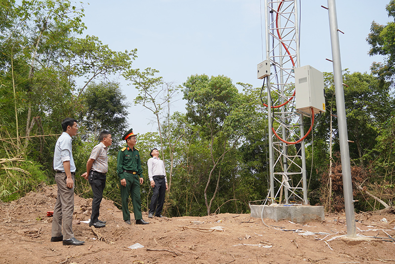 Trạm phát sóng di động vừa được vận hành bảo đảm phủ sóng diện rộng đến 6 bản trên địa bàn xã Thượng Trạch.