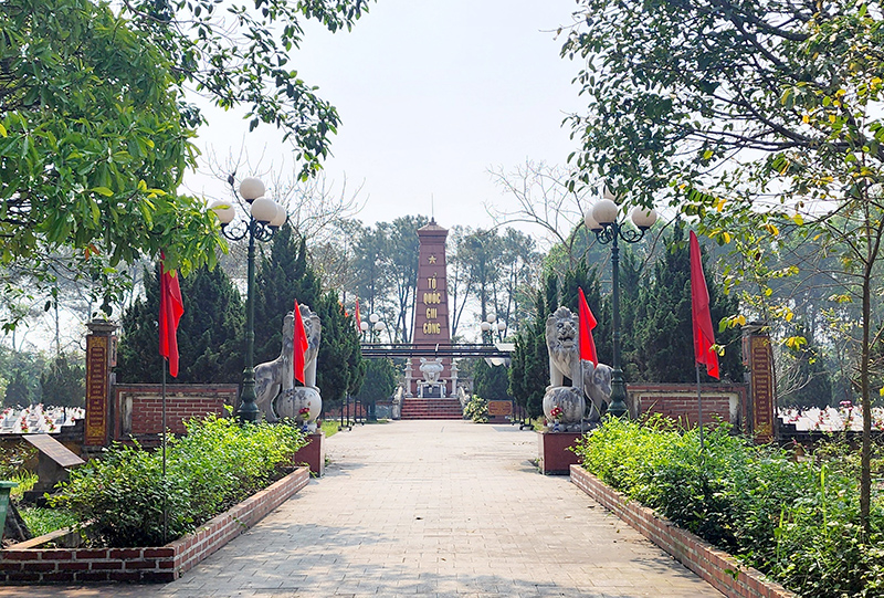 Nghĩa trang liệt sỹ thanh niên xung Thọ Lộc trên đường Ba Trại.