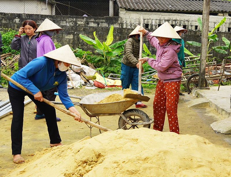 Cán bộ, hội viên Chi hội Phụ nữ thôn Tây, xã Vạn Ninh hỗ trợ ngày công giúp gia đình chị Bùi Thị Hằng sửa chữa nhà ở.