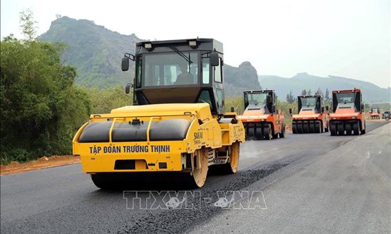 Thi công dự án thành phần Vạn Ninh-Cam Lộ để về đích đúng tiến độ đã đề ra. Ảnh: Tá Chuyên/TTXVN
