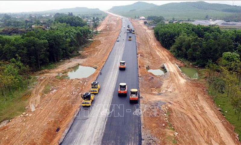 Thi công dự án thành phần Vạn Ninh-Cam Lộ. Ảnh: Tá Chuyên/TTXVN