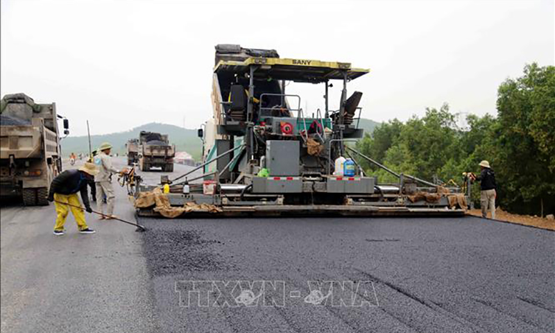 Rải thảm nhựa những đoạn cuối cùng của dự án thành phần Vạn Ninh-Cam Lộ. Ảnh: Tá Chuyên/TTXVN