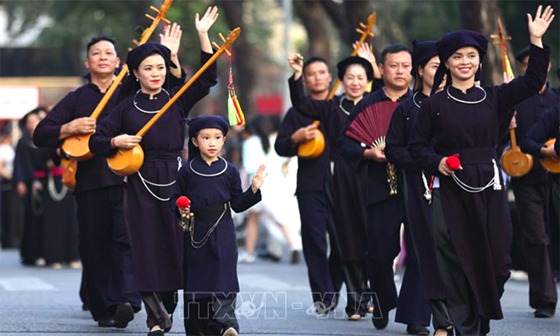Các nghệ nhân, diễn viên diễu hành, biểu diễn trong không gian phố đi bộ Hồ Hoàn Kiếm. Ảnh: Thanh Tùng/TTXVN