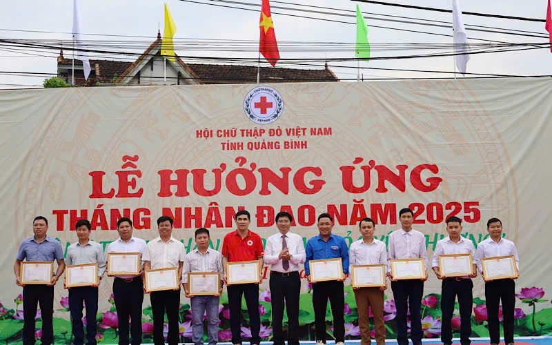 Đồng chí Trương An Ninh trao tặng bằng khen của Chủ tịch UBND tỉnh cho những cá nhân có nhiều đóng góp cho phong trào hiến máu tình nguyện. 