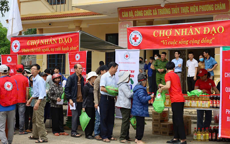 Những hộ gia đình khó khăn tham gia chương trình Chợ nhân đạo.