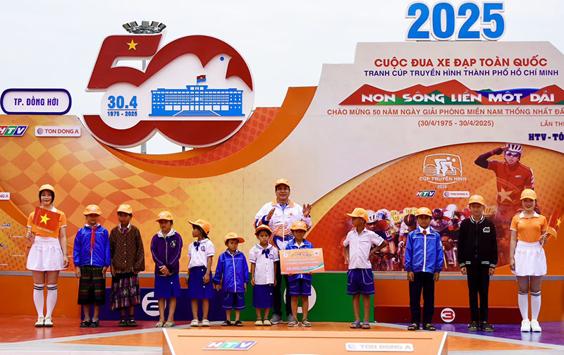 Trao học bổng cho các học sinh trên địa bàn xã Trường Xuân, Quảng Ninh.