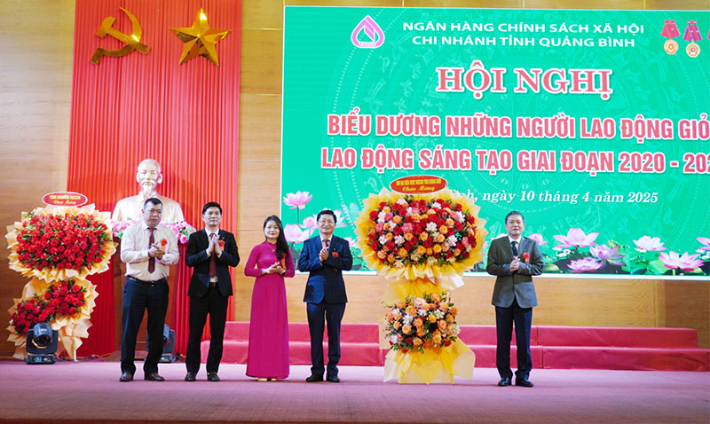 Ban Đại diện Hội đồng Quản trị NHCSXH tỉnh tặng hoa chúc mừng hội nghị