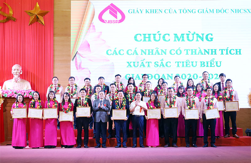 Các tập thể, cá nhân có thành tích xuất sắc trong phong trào thi đua được tặng giấy khen của Tổng Giám đốc NHCSXH Việt Nam