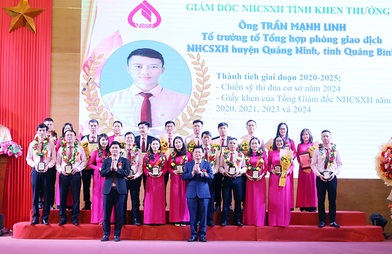 Các tập thể, cá nhân có thành tích xuất sắc trong phong trào thi đua được Giám đốc NHCSXH tỉnh tặng giấy khen