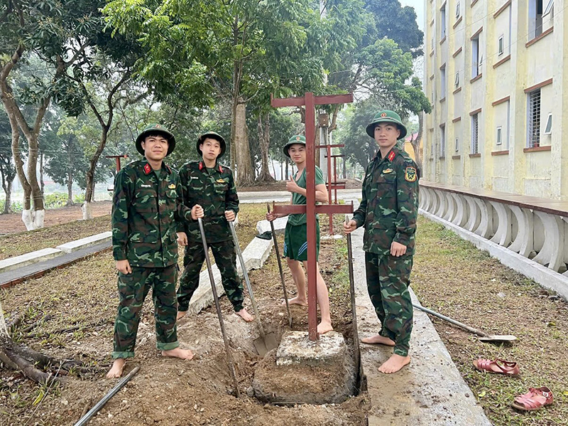 Sau khi kết nạp Đảng tại trường THPT, Đinh Ngọc Bảo (đầu tiên bên trái) tiếp tục phát huy tính tiên phong, gương mẫu trong môi trường mới.