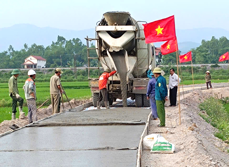 Người dân thôn Lâm Lang đang làm đường giao thông nội đồng.