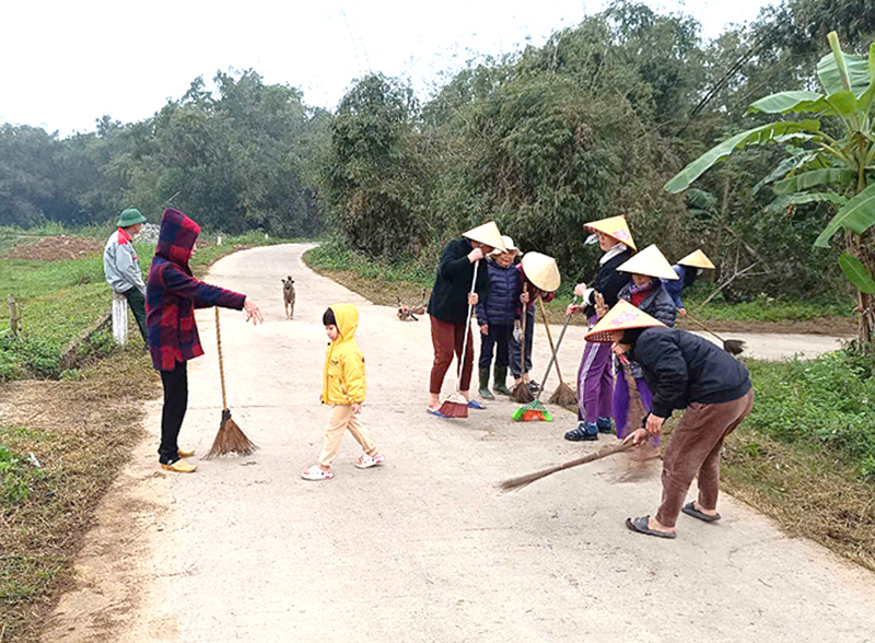 Người dân thôn Lâm Lang vệ sinh đường sá sạch sẽ.