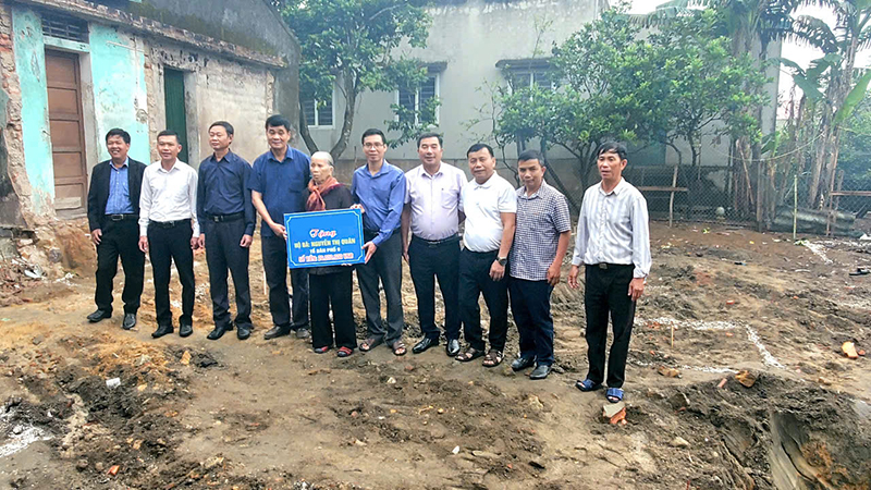 Thị trấn Hoàn Lão (Bố Trạch) vận động thêm nguồn kinh phí hỗ trợ người có công khởi công xây nhà mới.