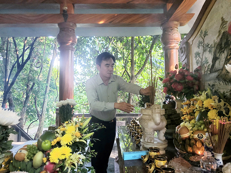 Đồng chí Trưởng Ban Nội  chính Tỉnh ủy Nguyễn Lương Bình dâng hương tại đền thờ thác Bụt.