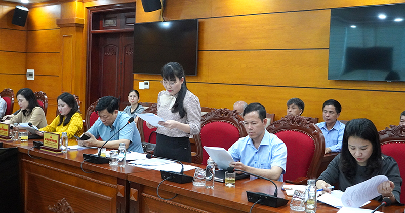 Đại diện Phòng Nội vụ trình bày các nội dung liên quan.