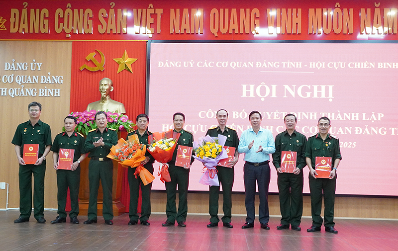 Đại diện lãnh đạo Đảng ủy CCQ Đảng tỉnh, Hội CCB tỉnh trao quyết định, tặng hoa Ban Chấp hành Hội CCB các cơ quan Đảng tỉnh, nhiệm kỳ 2022-2027.
