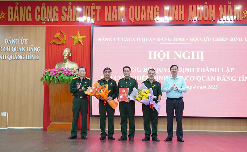 Đại diện lãnh đạo Đảng ủy CCQ Đảng tỉnh, Hội CCB tỉnh trao quyết định, tặng hoa Ban Thường vụ Hội CCB các cơ quan Đảng tỉnh, nhiệm kỳ 2022-2027.