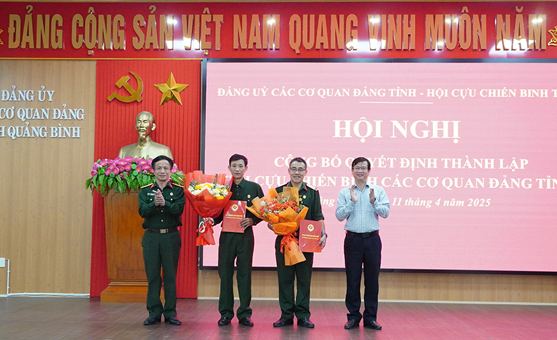 Đại diện lãnh đạo Đảng ủy CCQ Đảng tỉnh, Hội CCB tỉnh trao quyết định, tặng hoa Ban Kiểm tra Hội CCB các cơ quan Đảng tỉnh, nhiệm kỳ 2022-2027.