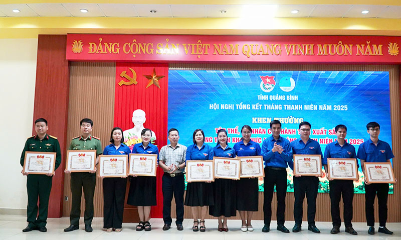 Ban Thường vụ Tỉnh đoàn đã tặng bằng khen cho các tập thể có thành tích xuất sắc trong Tháng Thanh niên 2025.