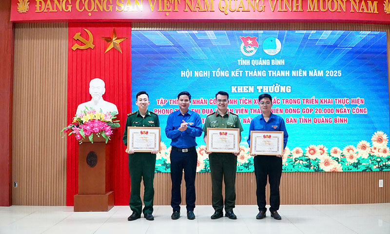 Ban Thường vụ Tỉnh đoàn đã tặng bằng khen cho các tập thể có thành tích xuất sắc trong Tháng Thanh niên 2025.