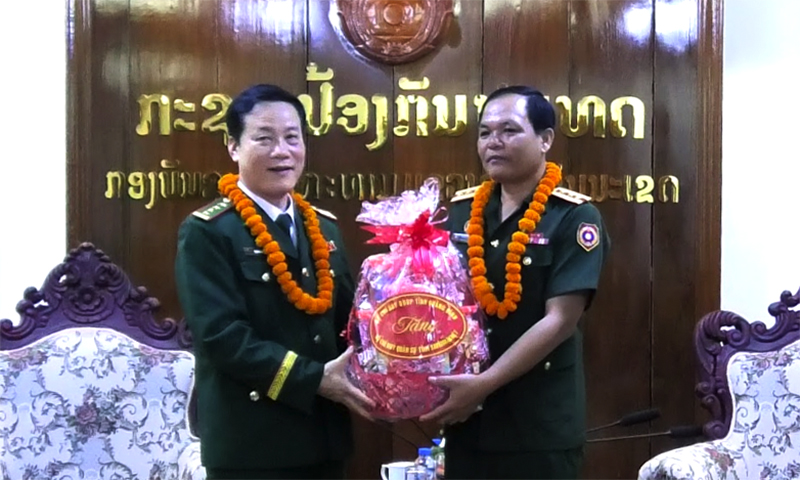 Đại tá Đăng Văn Hoàng, Phó Chỉ huy trưởng Nghiệp vụ, BĐBP tỉnh trao quà chúc Tết Bunpimay cho Bộ Chỉ huy Quân sự tỉnh Sạ-vẳn-na-khệt. 