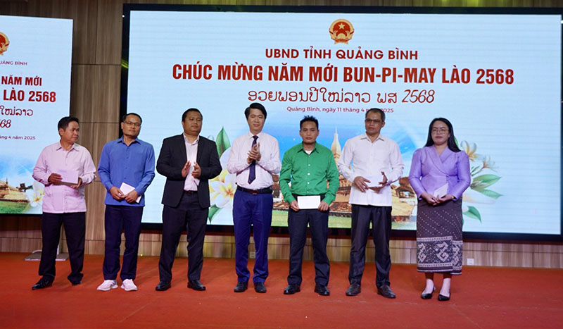 Tặng quà cho các cán bộ Lào đang học tập tại Quảng Bình.