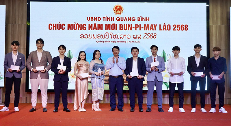 Tặng quà cho sinh viên Lào đang học tập tại các cơ sở đào tạo trên địa bàn tỉnh.