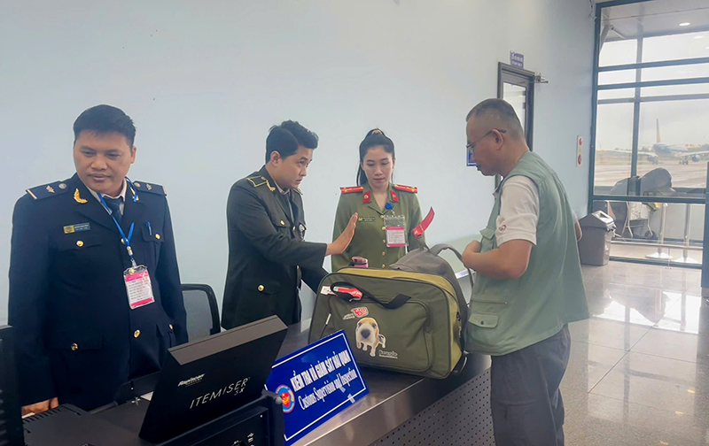 Cán bộ Đội An ninh hàng không, Cảng hàng không Đồng Hới, Hải quan phối hợp kiểm soát an ninh. 