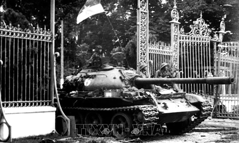 Xe tăng Quân giải phóng tiến vào Dinh Độc Lập, trưa 30/4/1975. Cách mạng Việt Nam đã hoàn thành thắng lợi mục tiêu giải phóng miền Nam, thống nhất đất nước. Ảnh: Trần Mai Hưởng/TTXVN