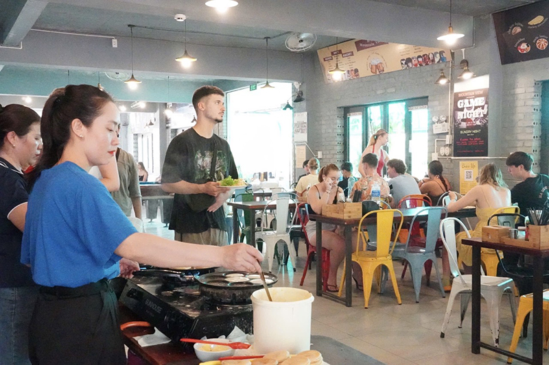Nhân lực du lịch ở Phong Nha chủ yếu là người địa phương.