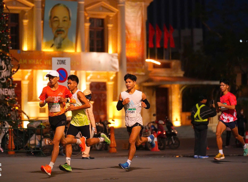 Với Minh Nhật (áo cam chạy đầu), mỗi bước chạy là mỗi bước đam mê.