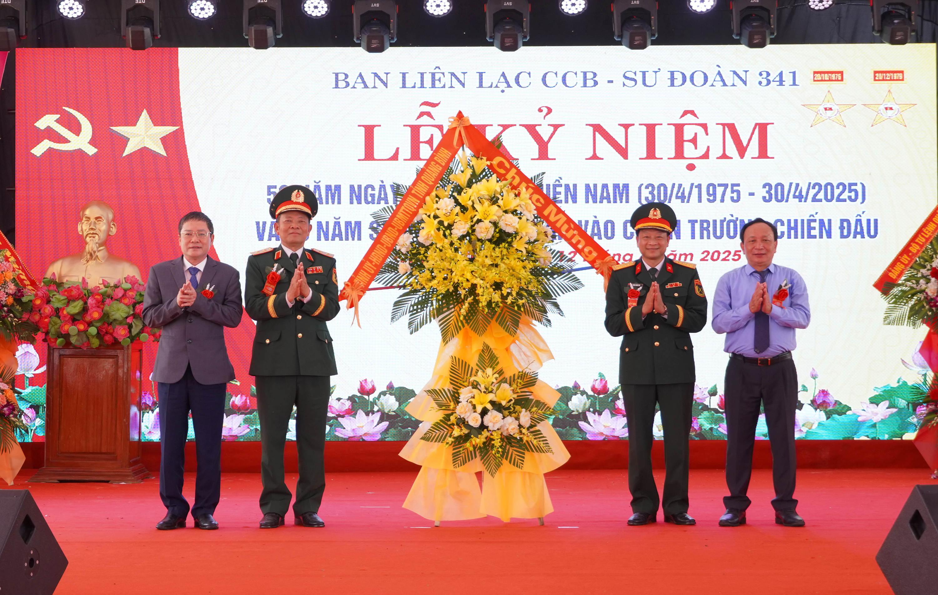 Đồng chí Phó Bí thư Thường trực Tỉnh ủy Trần Hải Châu tặng hoa cho Chi huy, Ban Liên lạc CCB Sư đoàn 341.