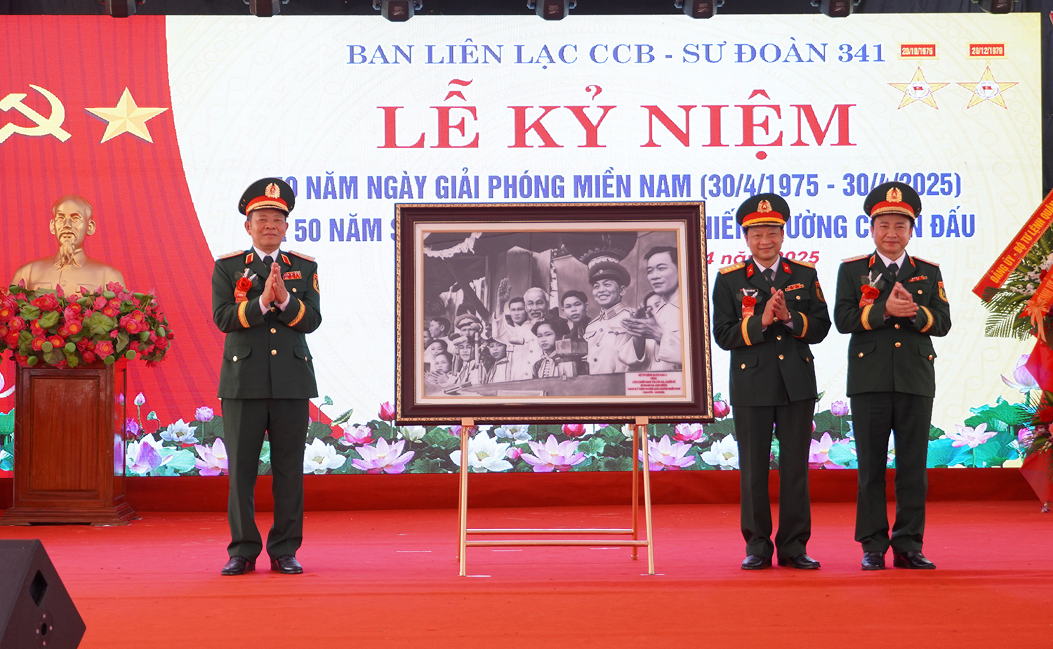 Thủ trưởng Bộ Tư lệnh Quân khu 4 tặng quà cho Chỉ huy, Ban Liên lạc Sư đoàn 341.