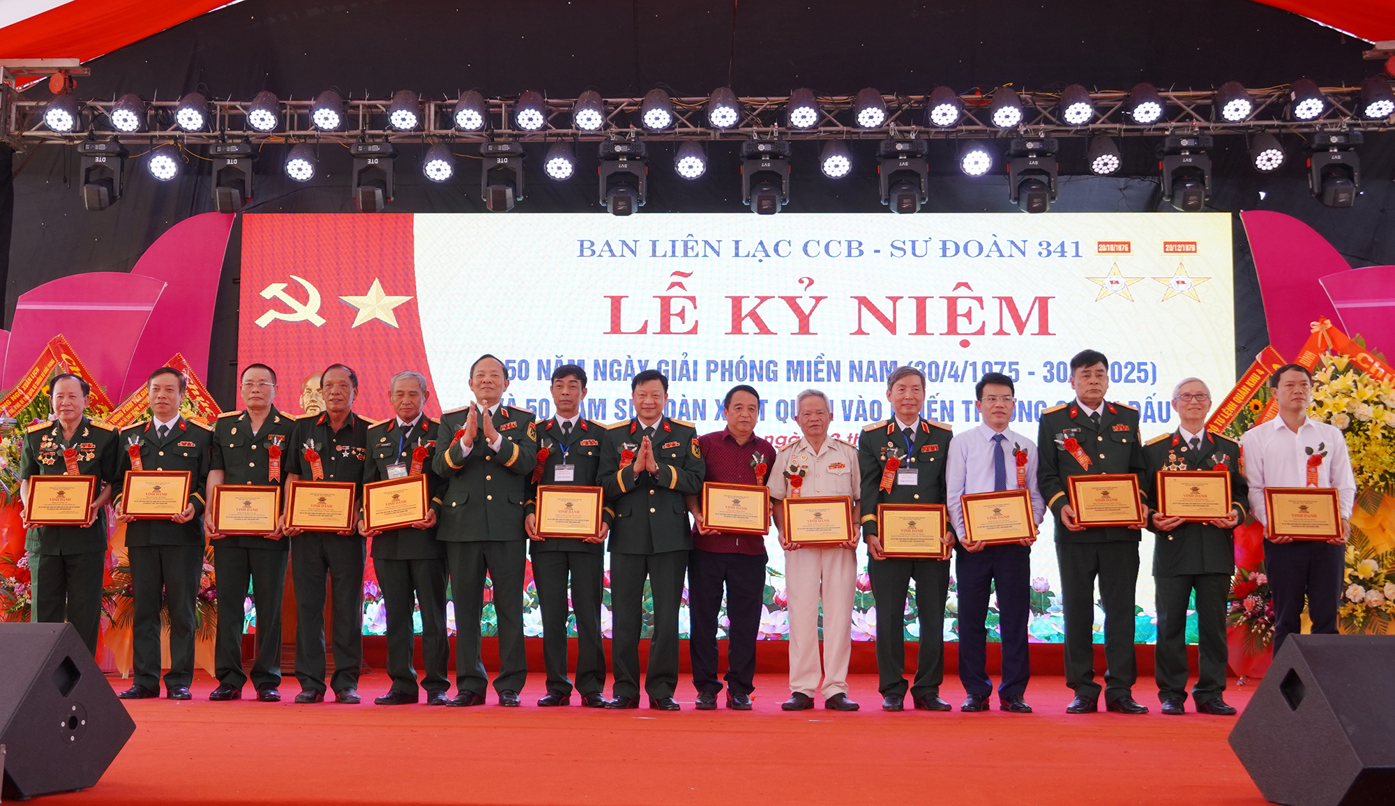 Chỉ huy, Ban Liên lạc cựu chiến binh Sư đoàn 341 trao quà, vinh danh các cán bộ, cựu chiến binh.