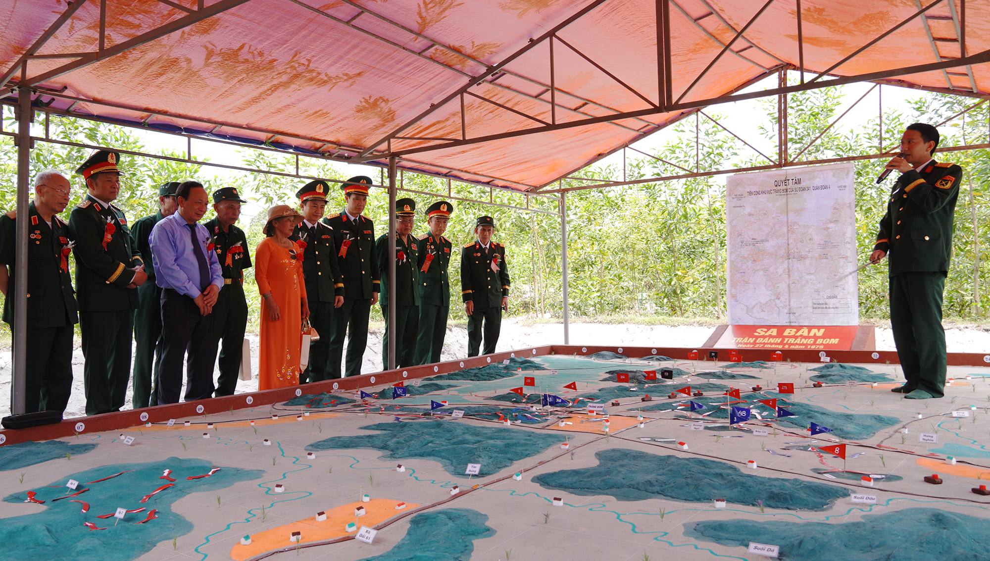 Các đại biểu tham quan sa bàn trận chiến Xuân Lộc.
