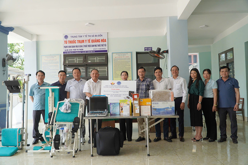 Các nhà tài trợ bàn giao thiết bị y tế cho Trạm Y tế xã Quảng Hòa.