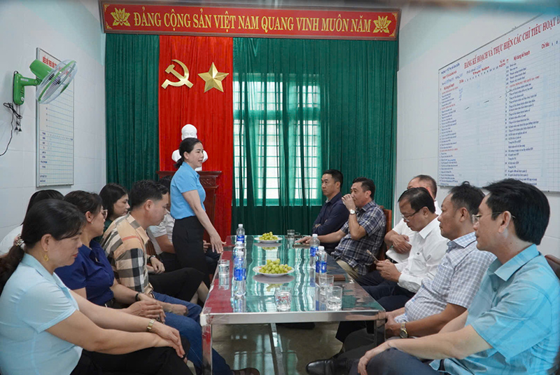 Đại diện đơn vị tiếp nhận cam kết sẽ sử dụng đúng mục đích, phát huy hiệu quả các thiết bị y tế được tài trợ.