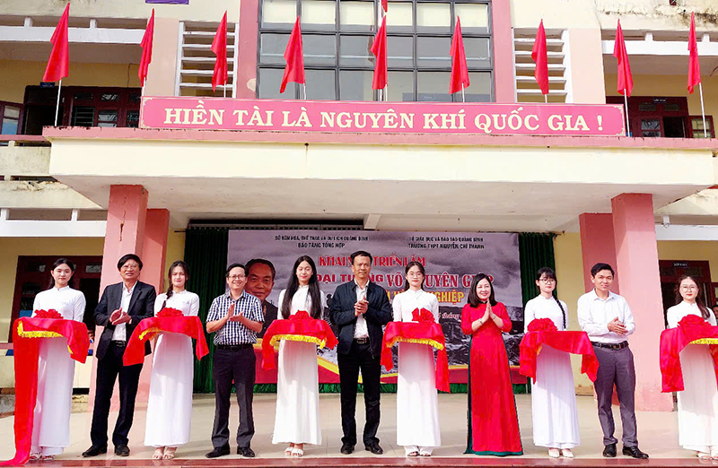 Các đại biểu cắt băng khai mạc triển lãm.