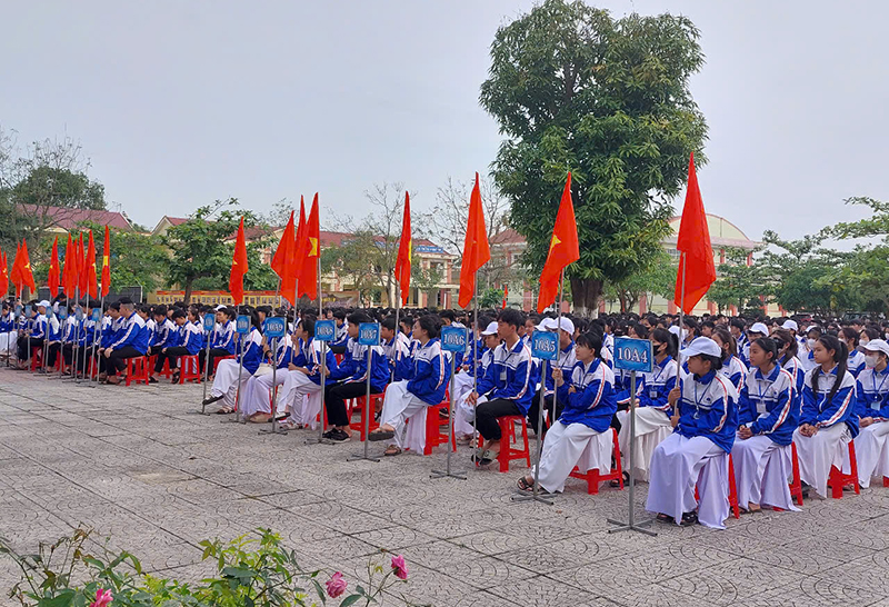 Các em học sinh Trường THPT Nguyễn Chí Thanh tham dự khai mạc triển lãm.
