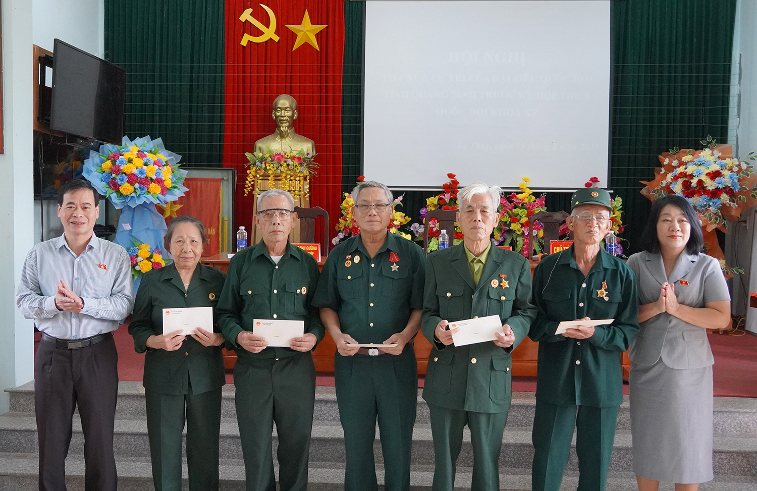 Đoàn ĐBQH tỉnh trao 5 suất quà cho các cựu chiến binh từng tham gia chiến đấu, giải phóng miền Nam trên địa bàn xã An Thủy.