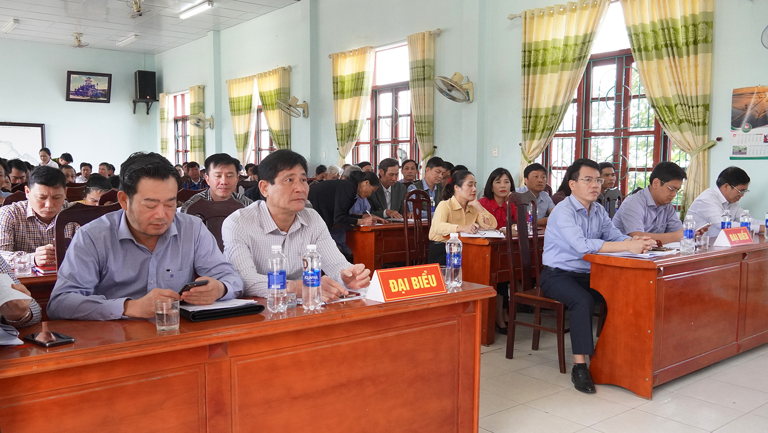 Các đại biểu tham dự hội nghị tiếp xúc cử tri.