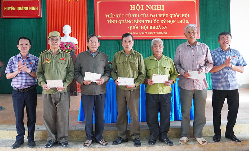 Đoàn ĐBQH trao quà cho các cựu chiến binh tham gia chiến trường miền Nam trên địa bàn xã Tân Ninh và Hiền Ninh. 