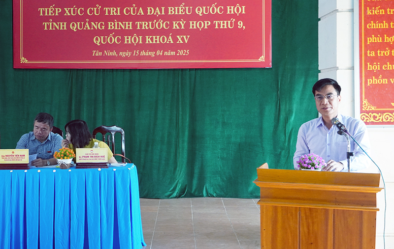 Đại diện lãnh đạo huyện Quảng Ninh giải trình một số kiến nghị của cử tri.