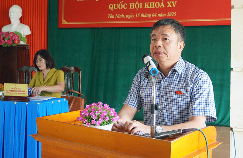 Thiếu tướng Nguyễn Tiến Nam tiếp thu, làm rõ các ý kiến của cử tri.