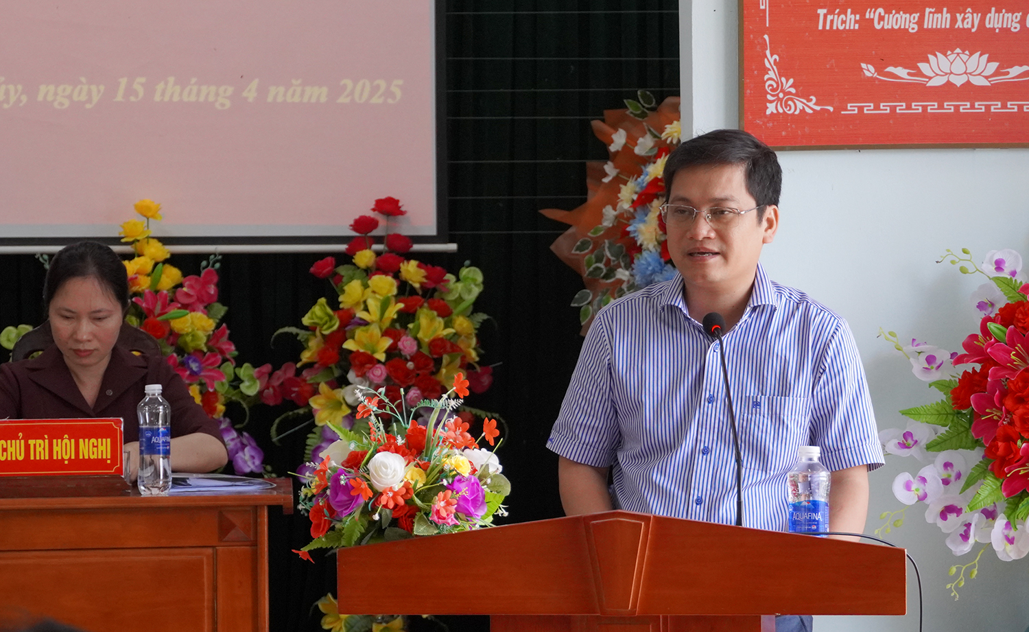 Đại diện lãnh đạo huyện Lệ Thủy trả lời một số kiến nghị của cử tri theo thẩm quyền.