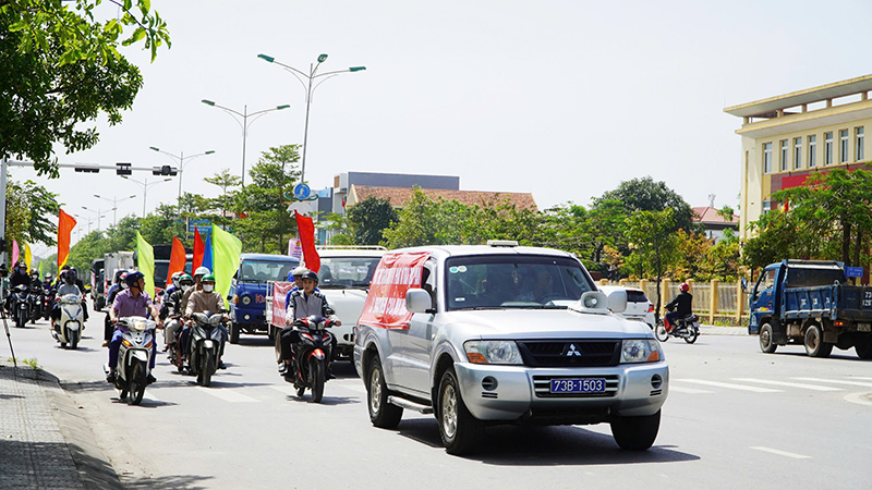 Đoàn diễu hành tuyên truyền về Tháng vì an toàn thực phẩm.